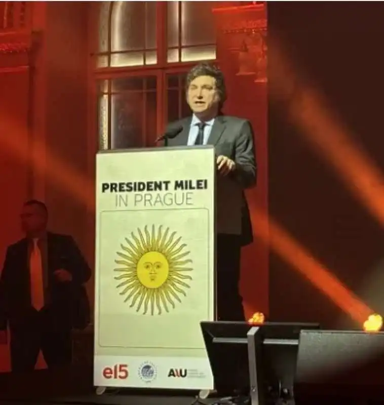 JAVIER MILEI RICEVE UN PREMIO ALL'ISTITUTO LIBERAL DI PRAGA