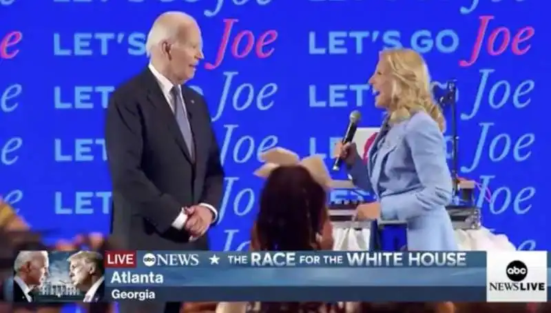 JILL BIDEN SI CONGRATULA CON JOE DOPO IL DIBATTITO   