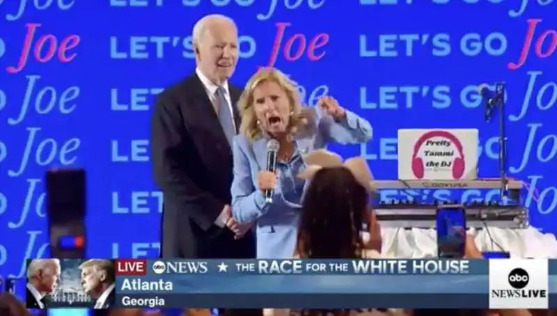 JILL BIDEN SI CONGRATULA CON JOE DOPO IL DIBATTITO  