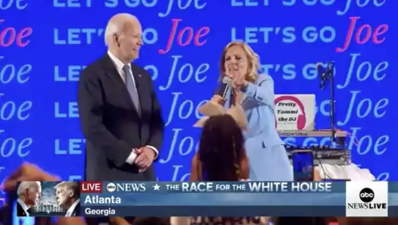 JILL BIDEN SI CONGRATULA CON JOE DOPO IL DIBATTITO 