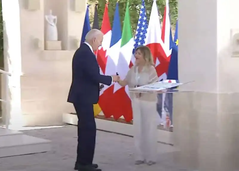 joe biden accolto da patrizia scurti  4   g7 borgo egnazia 