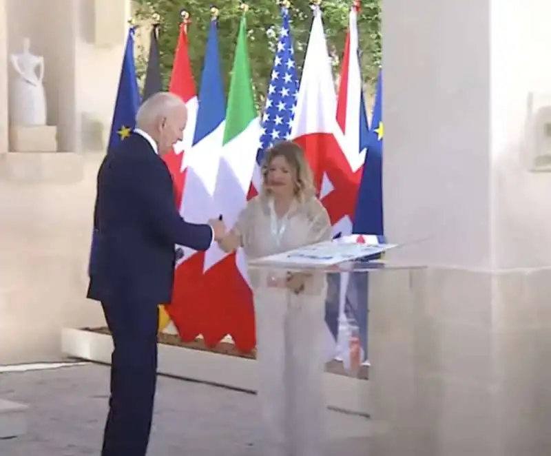 joe biden accolto da patrizia scurti    g7 borgo egnazia 