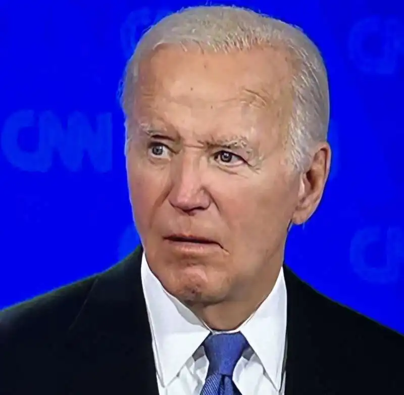 JOE BIDEN CON LO SGUARDO PERSO DURANTE IL DIBATTITO 