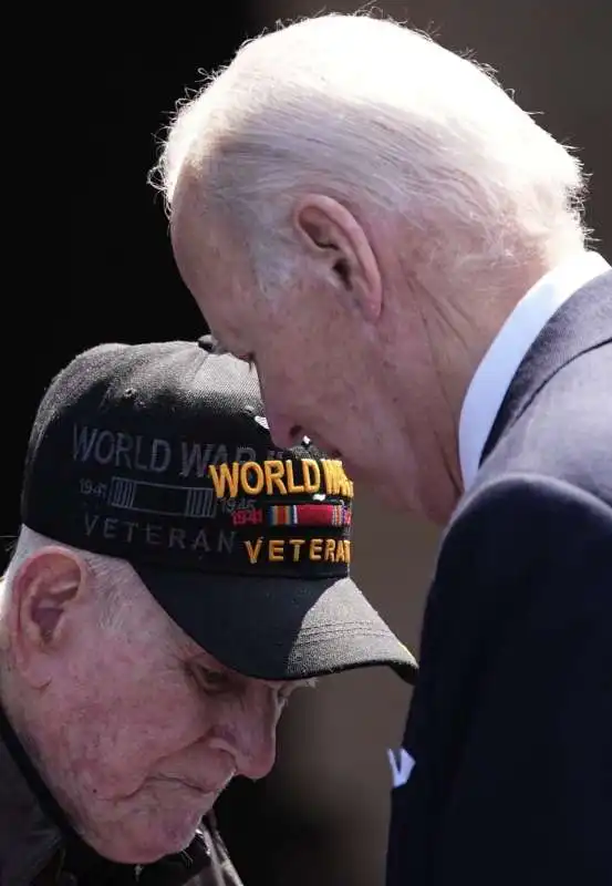 joe biden con un veterano    80 anni dello sbarco in normandia  