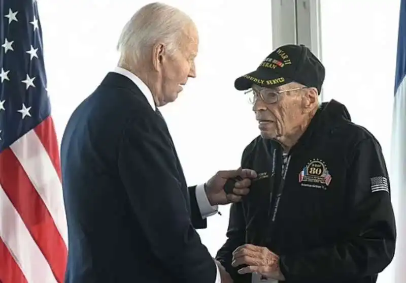 joe  biden con un veterano dello sbarco in normandia 