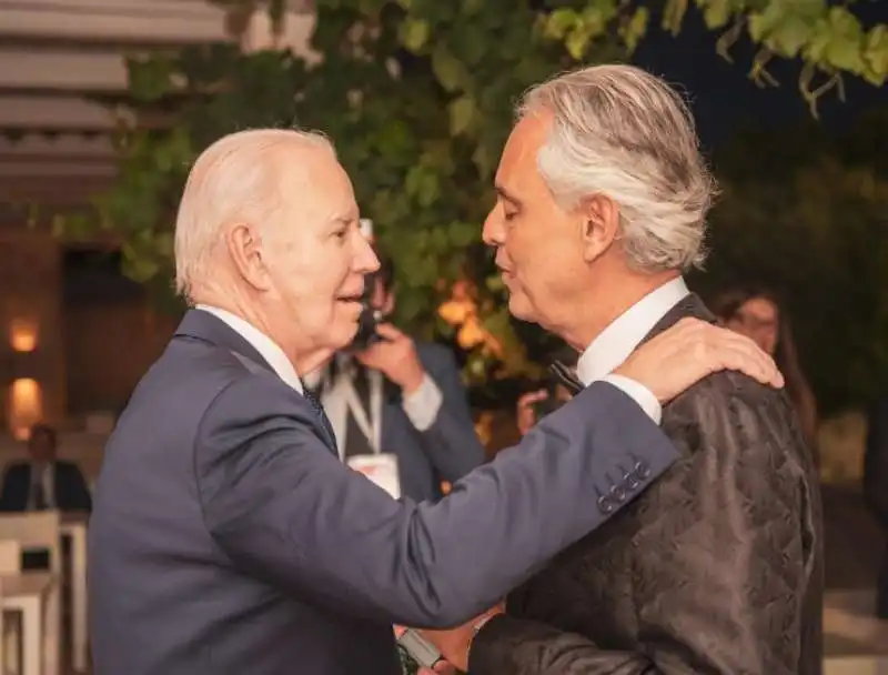 joe biden e andrea bocelli 