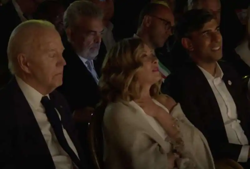 joe biden si appisola durante il concerto di andrea bocelli al g7 vicino a giorgia meloni e rishi sunak 