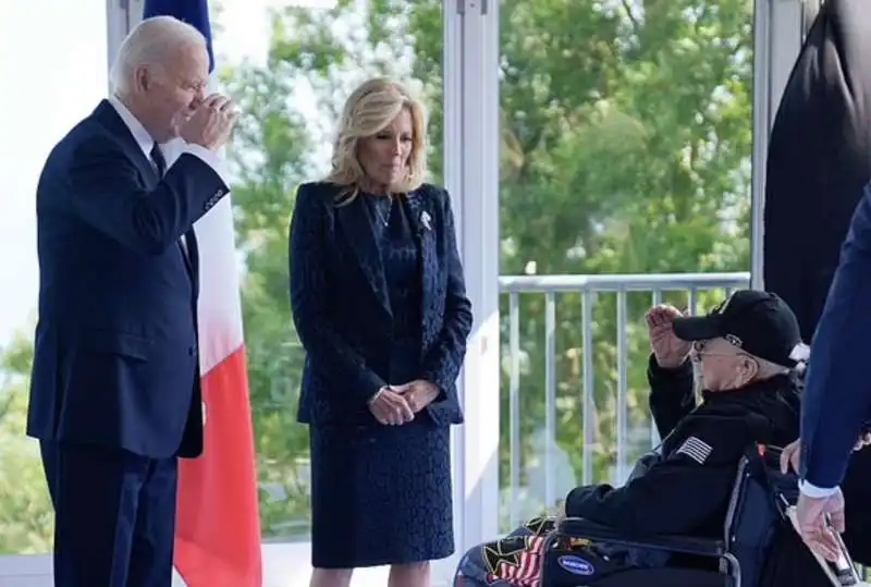 joe e jill biden con un veterano dello sbarco in normandia 