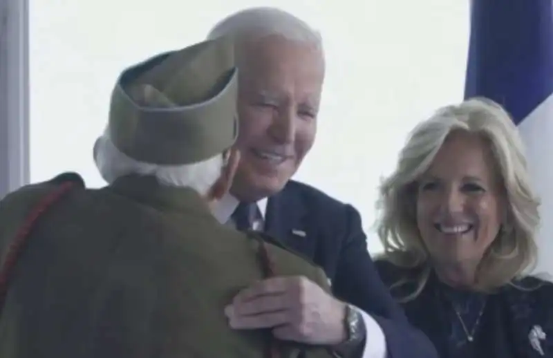 joe e jill biden con un veterano dello sbarco in normandia   4