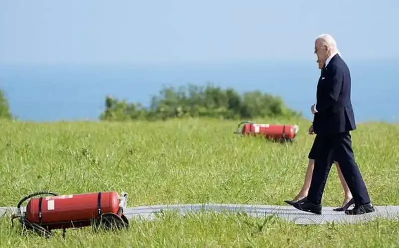 joe e jill biden in normandia per gli 80 anni del d day 