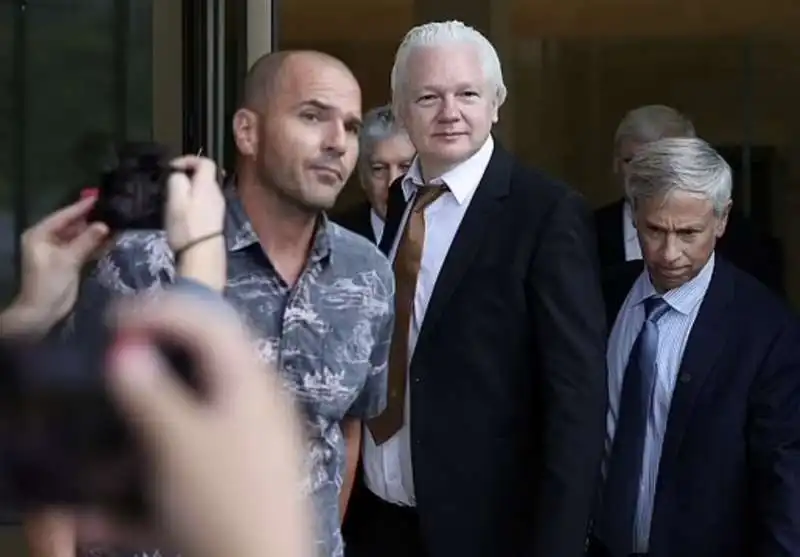 julian assange dopo il patteggiamento a saipan, nelle isole marianne   4