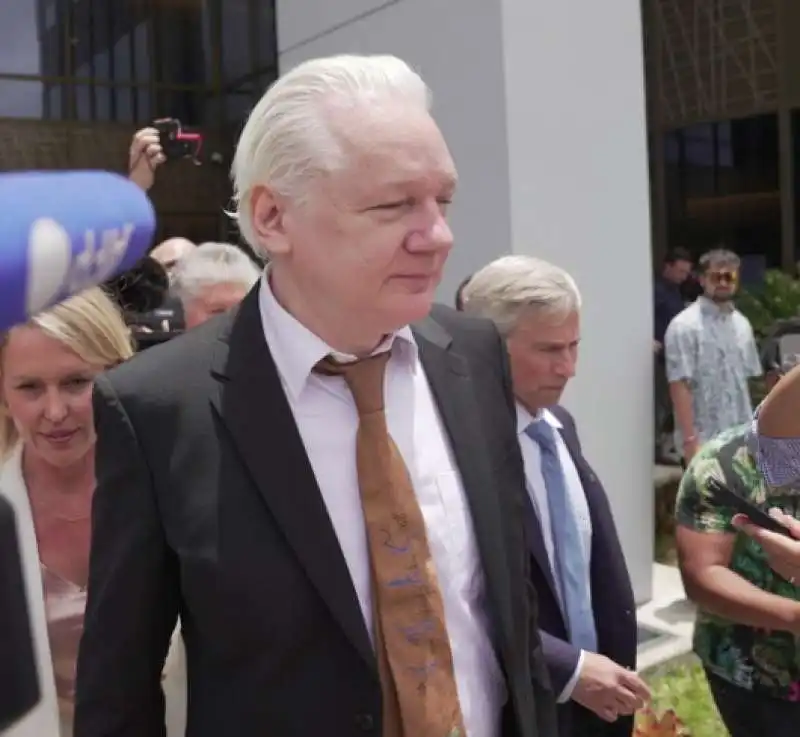 julian assange entra nel tribunale di Saipan