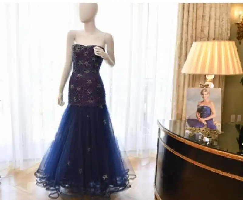 lady diana - vestiti all asta da Juliens Auctions 