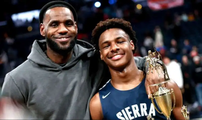 lebron james e il figlio bronny 