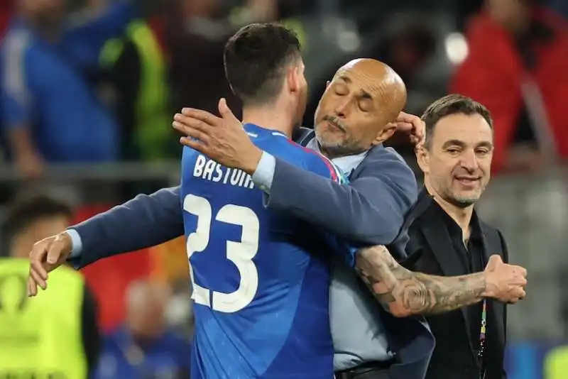 luciano spalletti abbraccia alessandro bastoni dopo italia albania