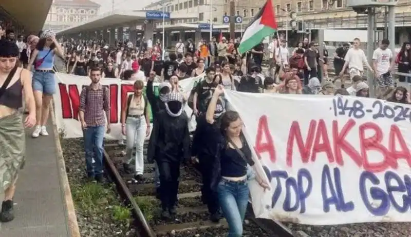 manifestanti pro palestina occupano la stazione di torino   2