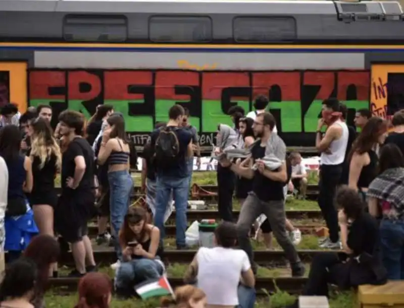 manifestanti pro palestina occupano la stazione di torino   3