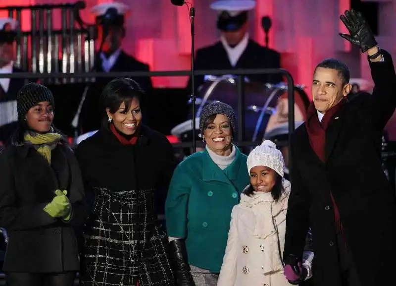 marian robinson con la famiglia obama  2