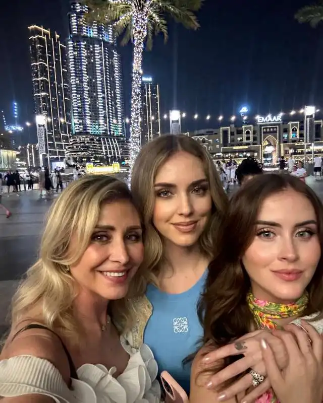 marina di guardo con chiara e valentina ferragni. 