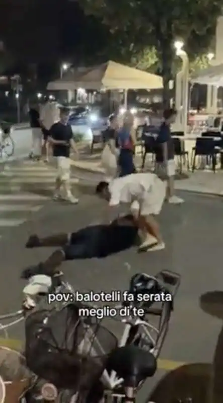 mario balotelli barcolla e cade in strada a lignano pineta 4