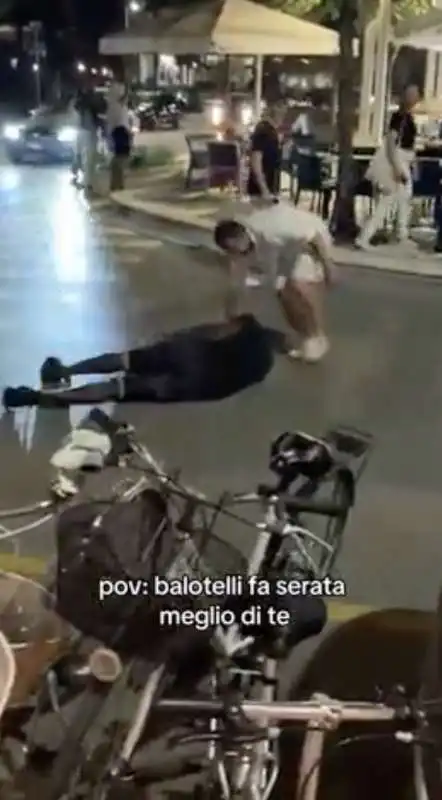 mario balotelli barcolla e cade in strada a lignano pineta 6