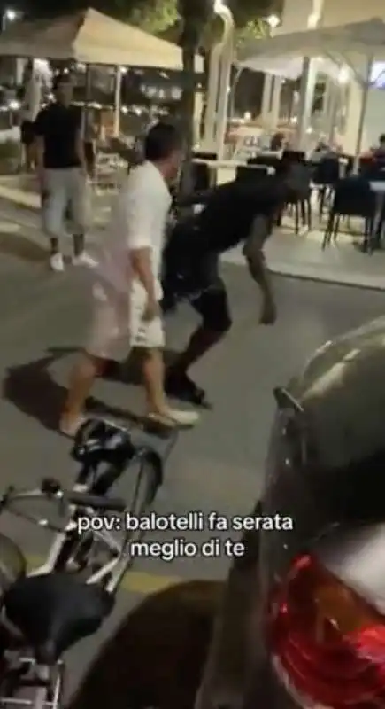 mario balotelli barcolla e cade in strada a lignano pineta 9