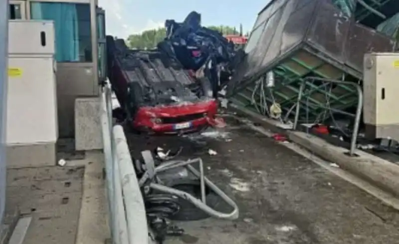 maxi incidente al casello di rosignano   livorno   10