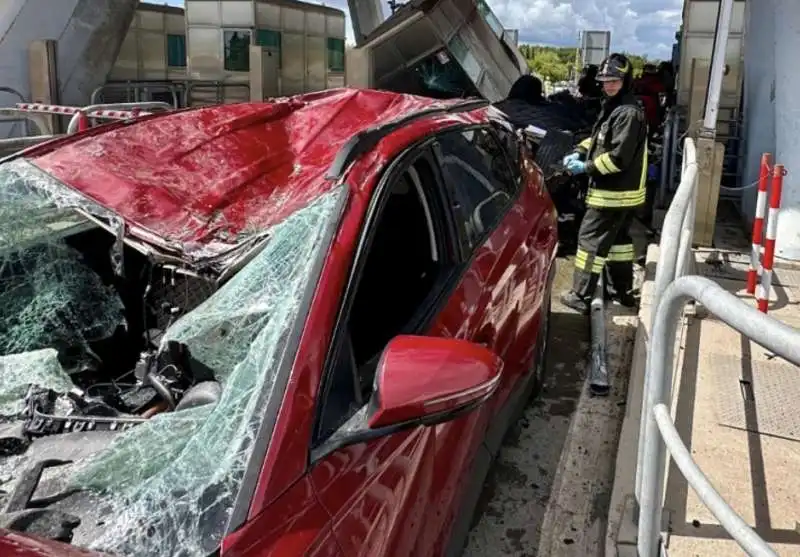 maxi incidente al casello di rosignano   livorno   3