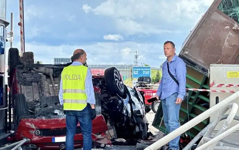 maxi incidente al casello di rosignano   livorno   4