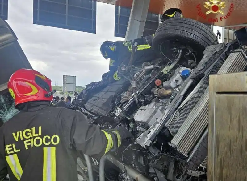 maxi incidente al casello di rosignano   livorno   6