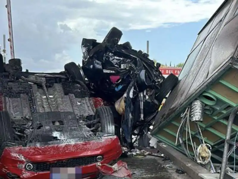 maxi incidente al casello di rosignano   livorno   7