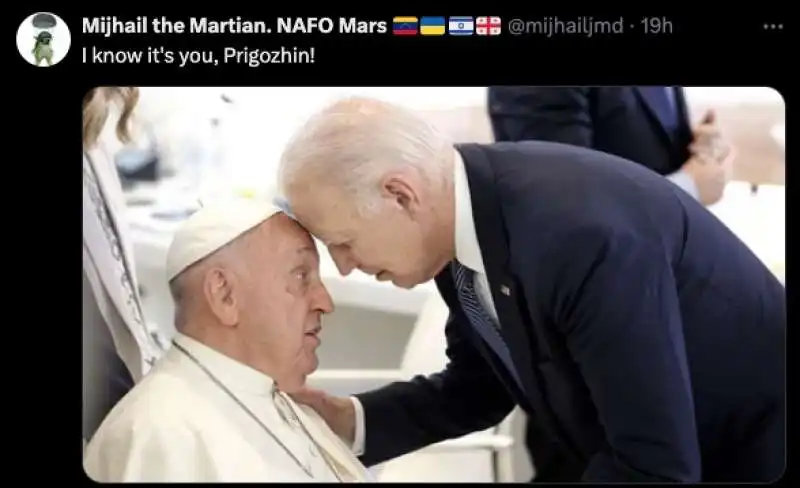 MEME SULLA TESTATA DI JOE BIDEN A PAPA FRANCESCO 