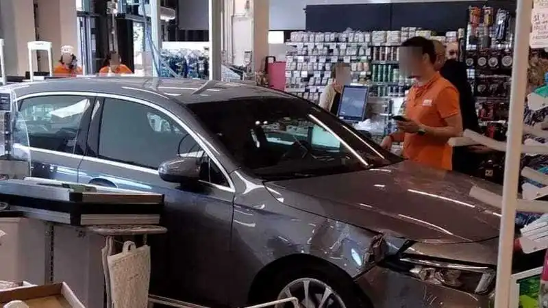 MILANO - 90ENNE PERDE IL CONTROLLO DELLA SUA AUTO ED ENTRA IN SUPERMERCATO. 