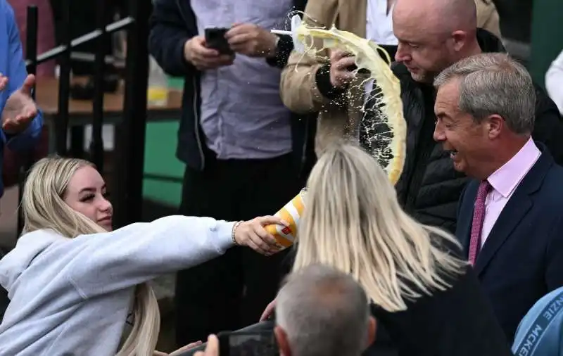 milkshake gettato in faccia a Nigel Farage