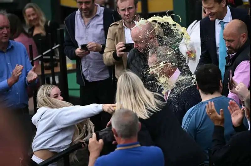 milkshake gettato in faccia a Nigel Farage