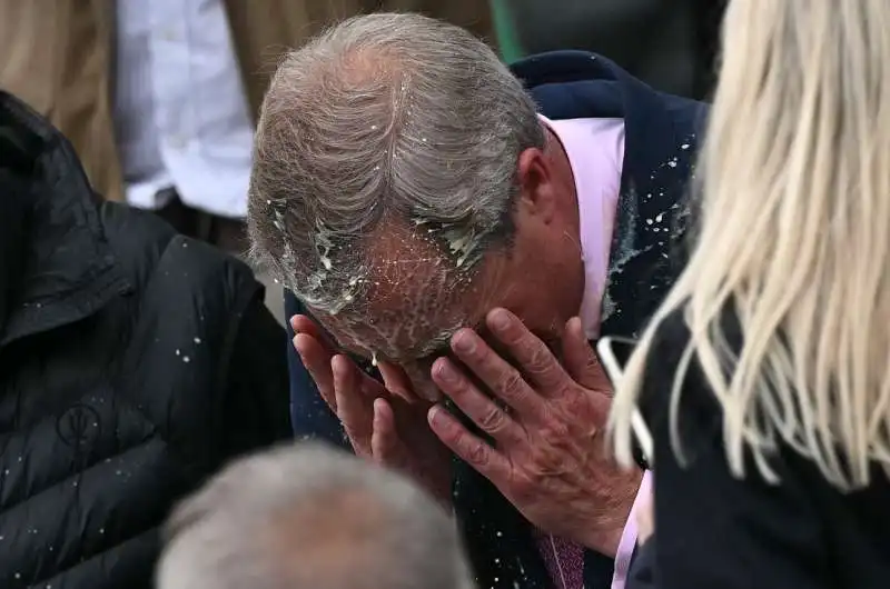 milkshake gettato in faccia a Nigel Farage