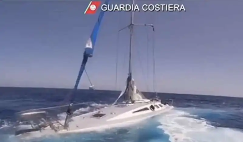 NAUFRAGIO DI UNA BARCA A VELA AL LARGO DELLE COSTE CALABRESI