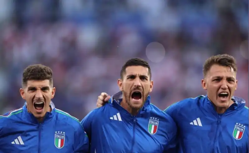 nazionale di lorenzo pellegrini retegui cantano l'inno fratelli d'italia