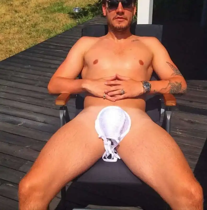 nicklas bendtner. 3