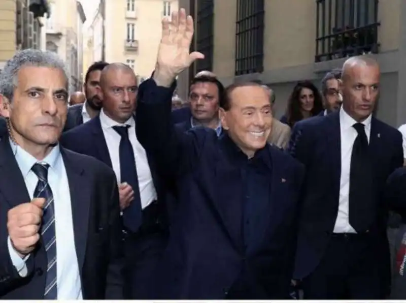 Nino Battaglia (primo a sinistra) e Silvio Berlusconi