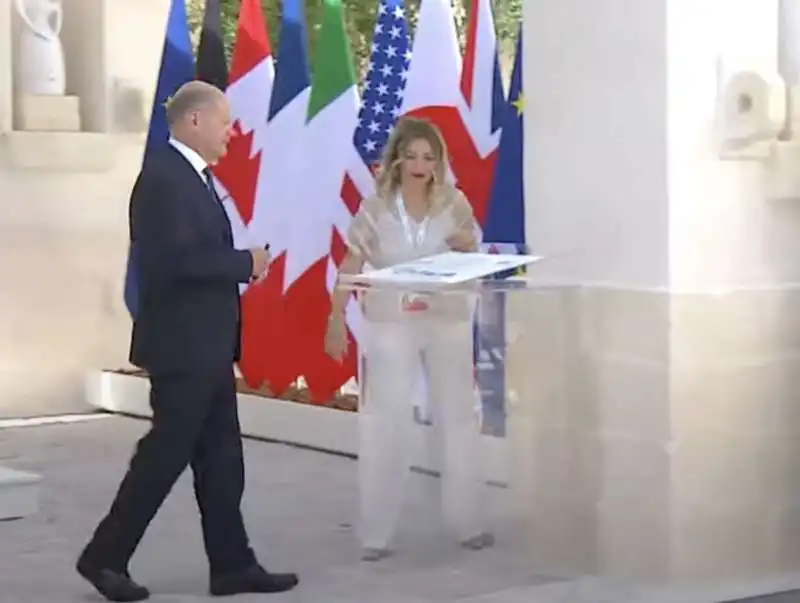 olaf scholz  con patrizia scurti.       g7 borgo egnazia 