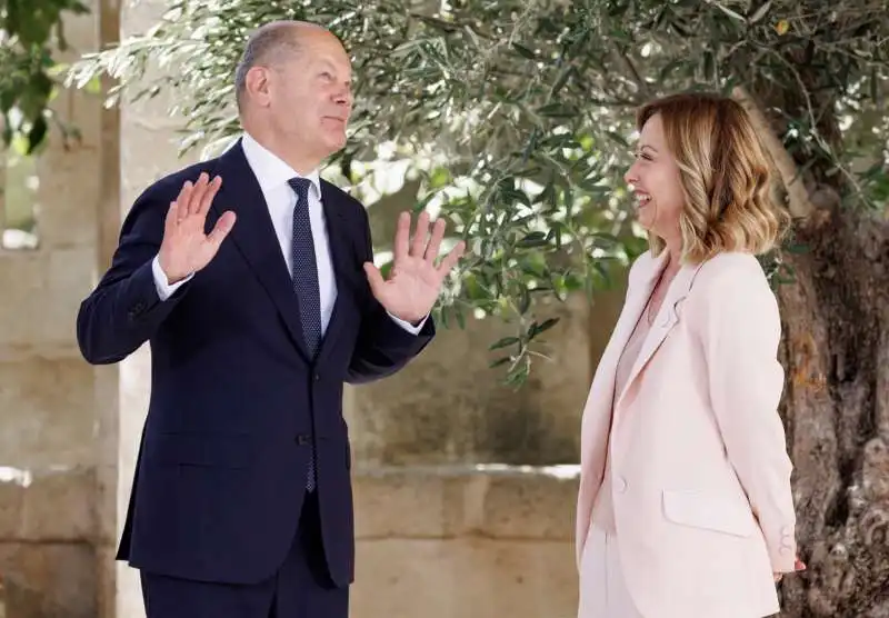 olaf scholz   giorgia meloni   g7 di borgo egnazia   puglia.  