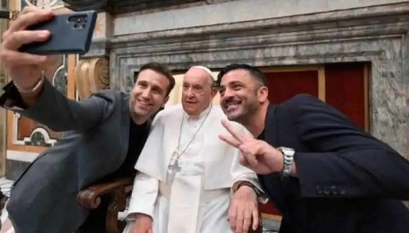 papa francesco con pio e amedeo 