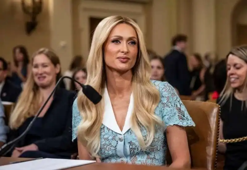 paris hilton parla al congresso 1