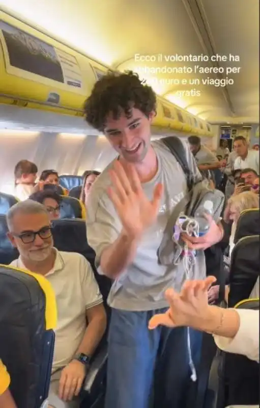 ragazzo scende dall aereo ryanair in overbooking   3