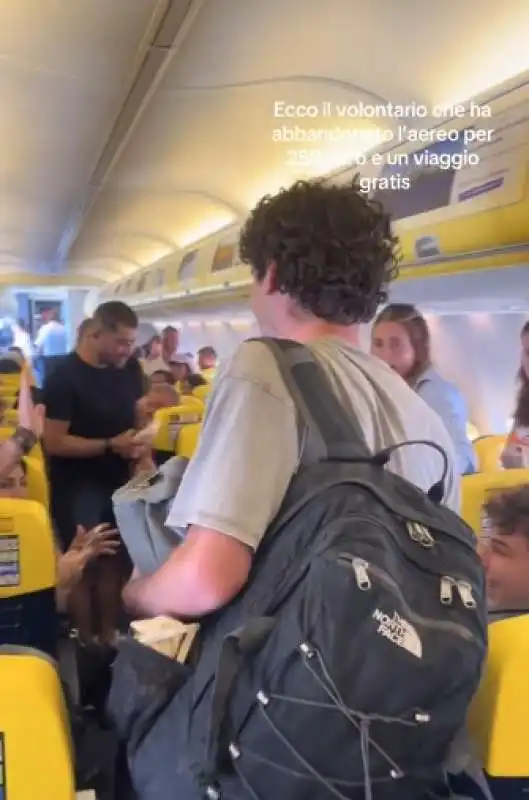 ragazzo scende dall aereo ryanair in overbooking   4