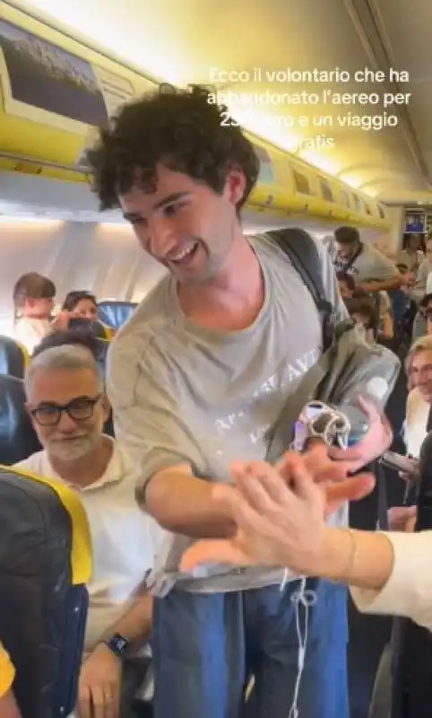 ragazzo scende dall aereo ryanair in overbooking   7