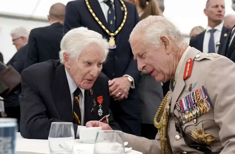 re carlo con un veterano dello sbarco in normandia   80 anni del d day   ver sur mer  