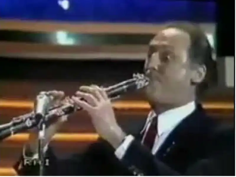 renzo arbore suona il clarinetto