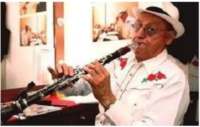 renzo arbore suona il clarinetto